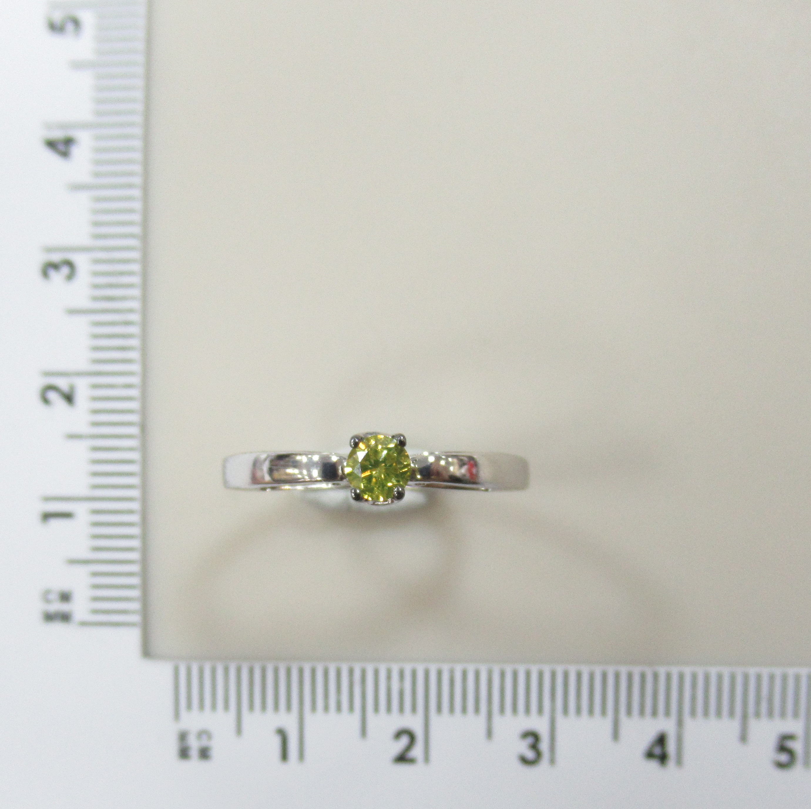 Серебряное кольцо с желтым бриллиантом